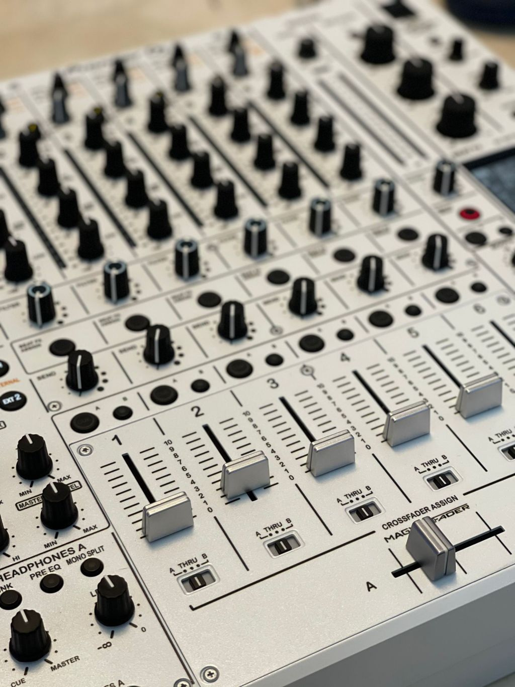 Imágenes exclusivas: La DJM-V10 blanca que no podrás&nbsp;tener